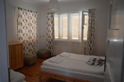 1 dormitorio con cama blanca y ventana en Villa Ani, en Kowatschiza