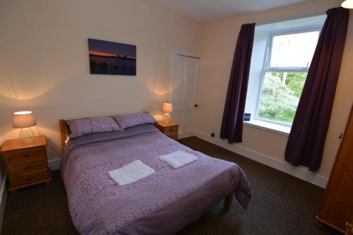 Un pat sau paturi într-o cameră la St Magnus Self Catering Lerwick