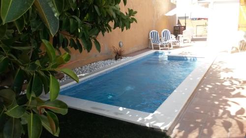 una piscina en medio de un patio en Casa Mar y Piscina (solo familias), en Sant Cebrià de Vallalta