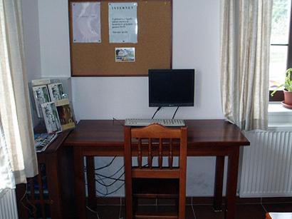 a wooden desk with a computer on top of it at Restaurace a Penzion Česká Hospoda in Heřmanice