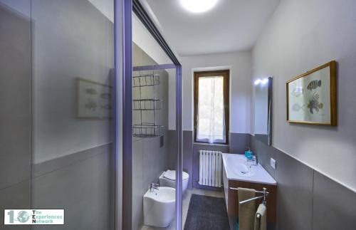 ペルレードにあるCasa Violettaのバスルーム(シャワー、トイレ、シンク付)