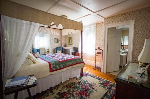 Un pat sau paturi într-o cameră la Sally Webster Inn
