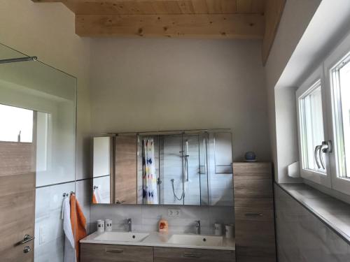 ein Badezimmer mit Waschbecken und Spiegel in der Unterkunft Ferienhaus Grobauer II in Schwarzenberg am Bohmerwald