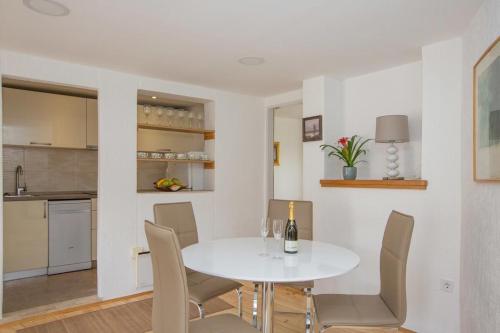 Kuchyň nebo kuchyňský kout v ubytování Madonna Field Apartment