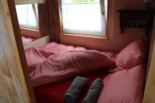 A bed or beds in a room at Hausboot Bounty