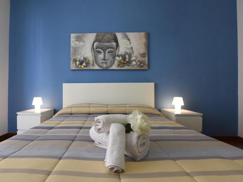 トリノにあるLa Favola Apartmentのベッドルーム1室(壁に絵画が描かれたベッド1台付)