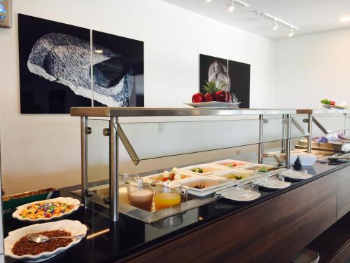 a buffet line with many different types of food at La Quinta by Wyndham San Jose Chiapa Puebla in San José Chiapa
