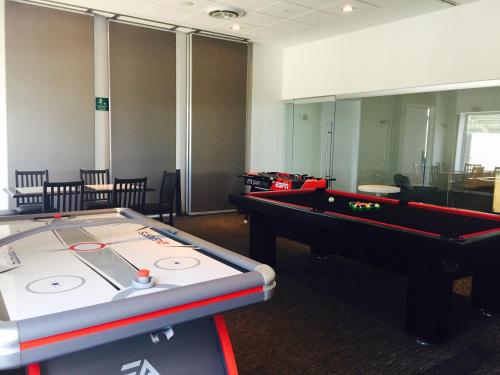 a conference room with a pool table and a pool table at La Quinta by Wyndham San Jose Chiapa Puebla in San José Chiapa