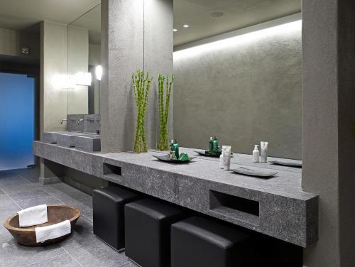 D-Hotel tesisinde bir banyo