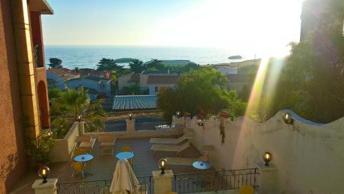 een balkon met uitzicht op de oceaan bij Hotel Bellavista S'Archittu in S'archittu Cuglieri