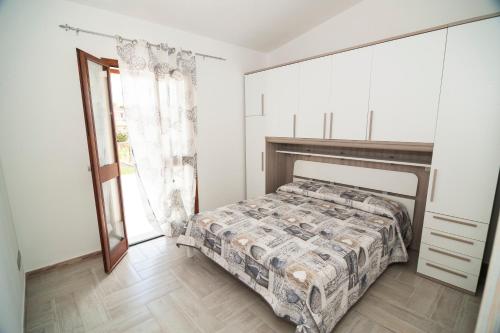ブドーニにあるSant'Anna Apartmentsの窓付きの部屋にベッド付きのベッドルーム1室があります。