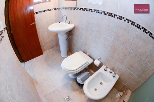 La petite salle de bains est pourvue de toilettes et d'un lavabo. dans l'établissement Portal de la Virgen, à Villa General Belgrano