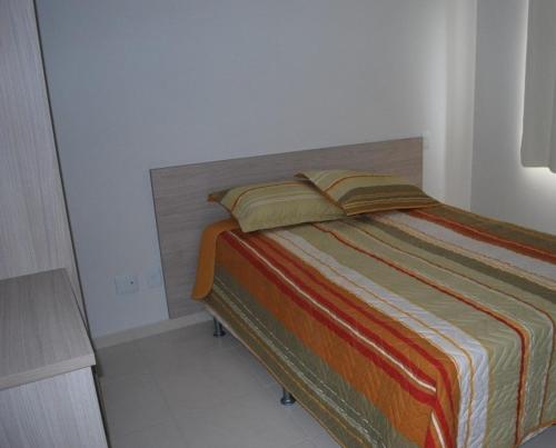 Cama en habitación blanca con cama sidx sidx sidx sidx en Casa da Madeira - Achei Ferias 2q, en Caldas Novas
