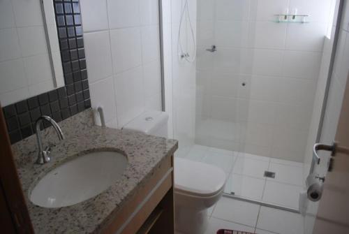 y baño con lavabo, ducha y aseo. en Casa da Madeira - Achei Ferias, en Caldas Novas