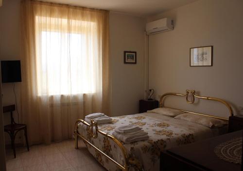 1 dormitorio con cama y ventana en Ai Prati Vecchi, en Marsciano