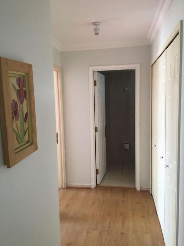 an empty room with a hallway with a door and a mirror at Departamento en Condominio Puerto Pacífico in Viña del Mar