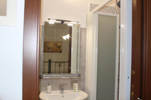 y baño con lavabo y espejo. en Ai Prati Vecchi, en Marsciano