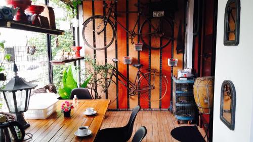 Popcorn House Ratchada tesisinde bir oturma alanı