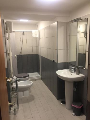 Salle de bains dans l'établissement B&B Feni