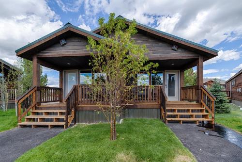 Taman di luar Explorer Cabins at Yellowstone