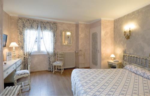 une chambre avec un grand lit et une fenêtre dans l'établissement Logis Hotel Restaurant Planes, à Saillagouse