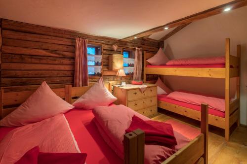 Postel nebo postele na pokoji v ubytování Hütte Almrausch