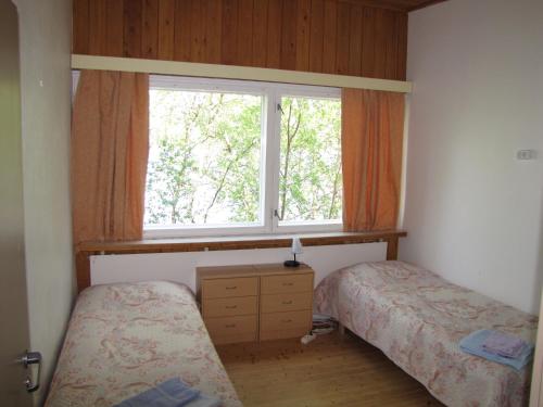 a bedroom with two beds and a window at Bed & Breakfast Pohjan Tuli in Utsjoki