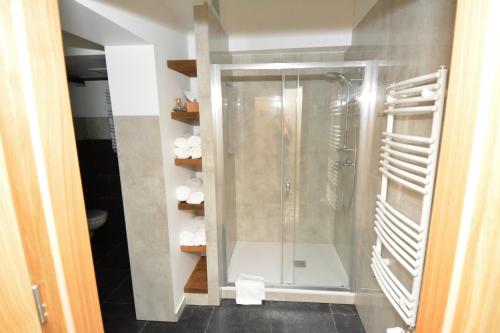 Kylpyhuone majoituspaikassa Provincja Winebar & Rooms