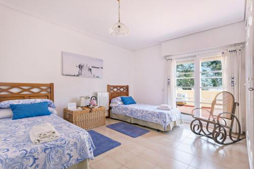 1 dormitorio con 2 camas y ventana en Villa los Alamos, en Aguadulce