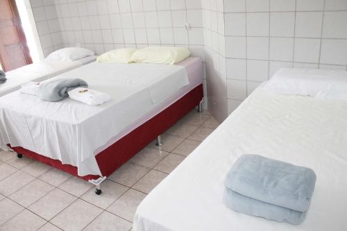 Giường trong phòng chung tại Hotel Pousada Farol da Praia