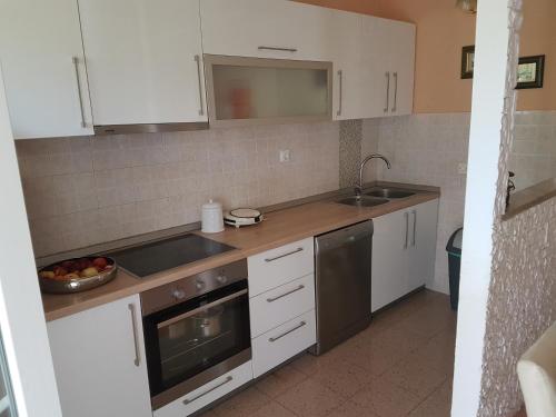 Kuchyňa alebo kuchynka v ubytovaní Apartman Marija