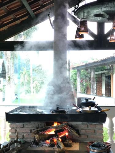 a stove with pots and pans on top of it at Fazenda Mantiqueira e Restaurante in Camanducaia