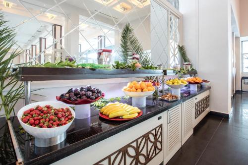 een buffet met kommen fruit en groenten op een aanrecht bij Aria Claros Beach & Spa Resort – All Inclusive 24H in Ozdere