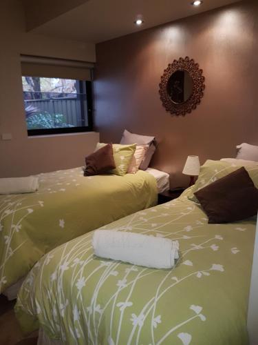 Una cama o camas en una habitación de About Time Retreats- Studio Seven