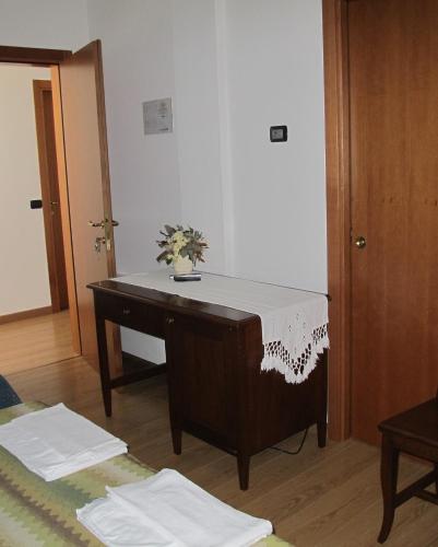 a room with a desk with a flower on it at Ca Florian in Zero Branco