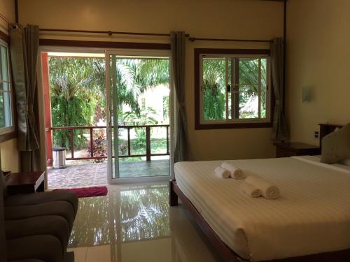 En eller flere senge i et værelse på Khao Sok Palm Garden Resort