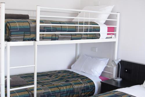 Ένα ή περισσότερα κρεβάτια σε δωμάτιο στο Otway Gate Motel