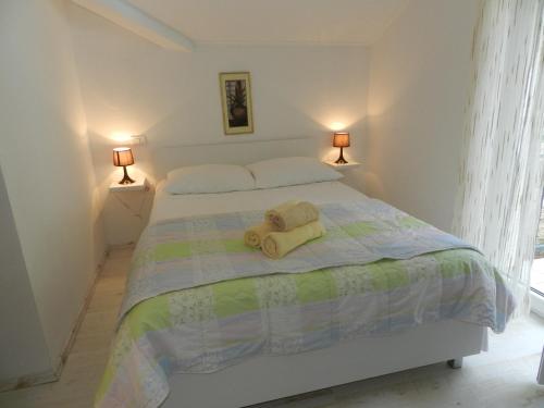 sypialnia z dużym łóżkiem z 2 lampami w obiekcie Apartment Gregov w mieście Mošćenička Draga