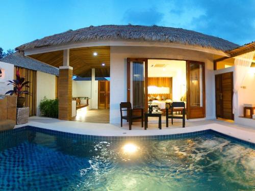 Bazén v ubytování Lawana Escape nebo v jeho okolí