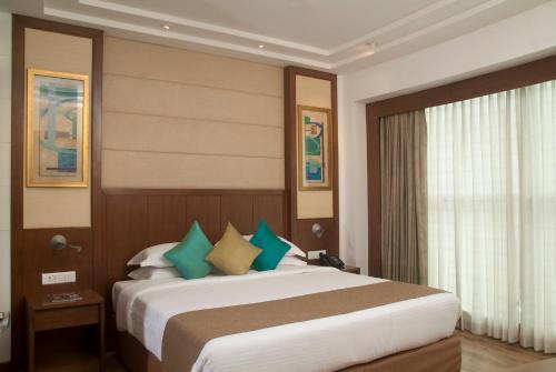 Postel nebo postele na pokoji v ubytování Savoy Suites Greater Noida