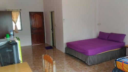 a small bedroom with a purple bed in a room at Baan Suan Chiva Saran in Nong Bua Lamphu