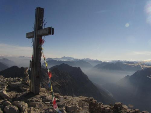 a wooden cross on the top of a mountain at Ferienwohnungen Bernie Schmid in Sonthofen