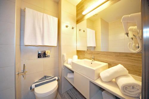 Vonios kambarys apgyvendinimo įstaigoje Astron Suites & Apartments