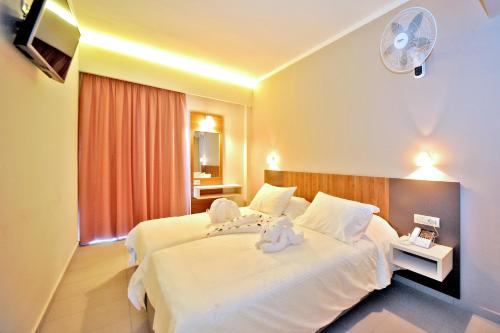 Postel nebo postele na pokoji v ubytování Astron Suites & Apartments