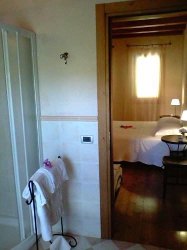 a room with a bed and a door to a bedroom at Il Rifugio del Poeta in San Biagio di Callalta