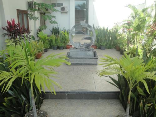 Un jardín fuera de Sylvia Hotel Maumere