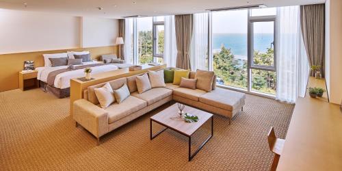 Postel nebo postele na pokoji v ubytování Naksan Beach Hotel
