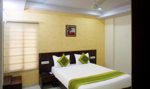 ein Schlafzimmer mit einem großen Bett in einem Zimmer in der Unterkunft Treebo Celeste in Visakhapatnam