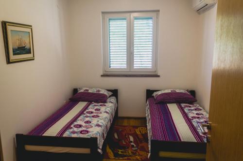 Un pat sau paturi într-o cameră la Villa Orka