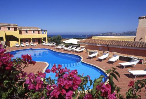 um resort com piscina e espreguiçadeiras em Hotel Stelle Marine em Cannigione